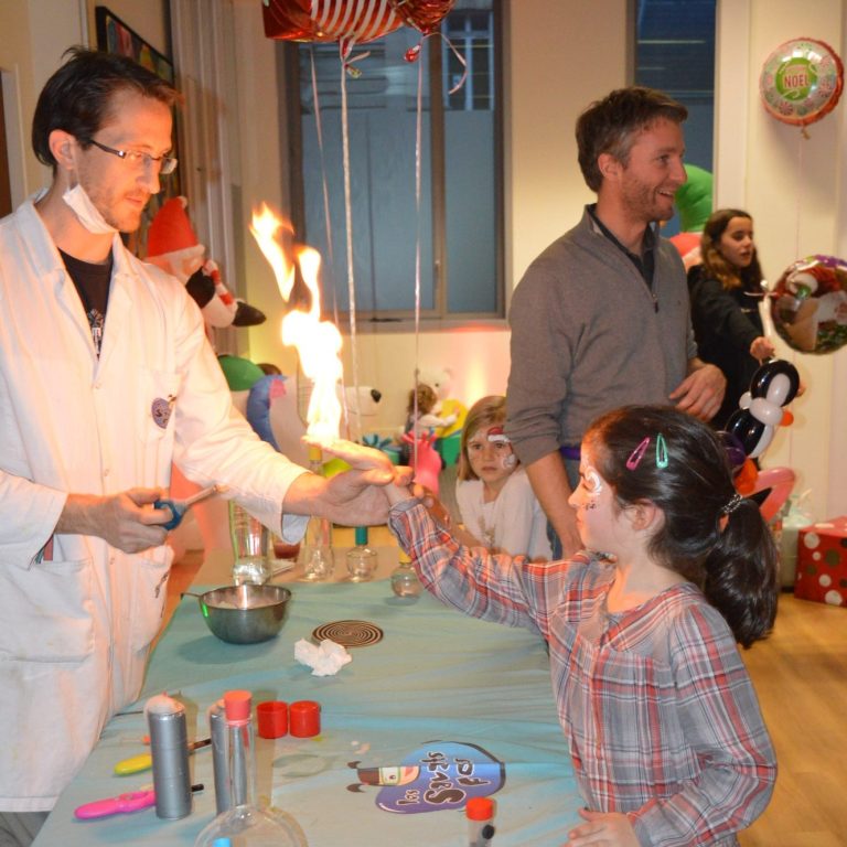 Petits scientifiques stand enfants